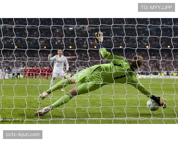 特写镜头：凯恩点球罚失后，对方门将诺伊尔上前安慰